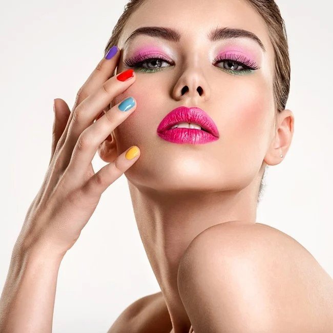 maquillaje de ojos colorido